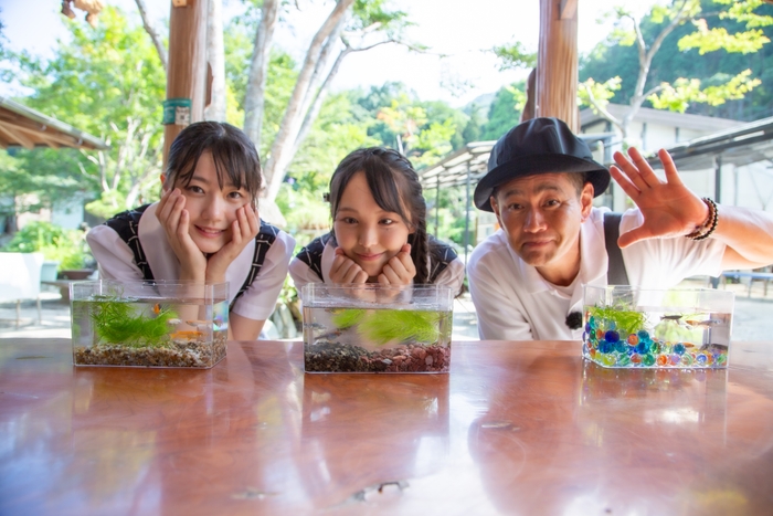 左から 瀧野由美子(STU48)・福田朱里(STU48)・ココリコ遠藤章造
