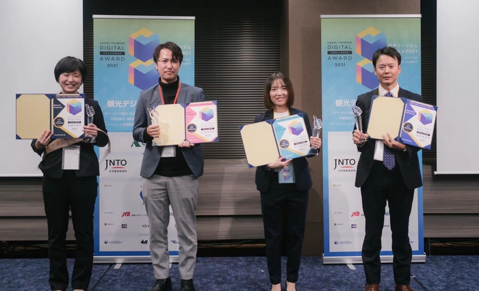 5つの部門賞に優勝した団体の授賞式(※授賞式に4団体出席)