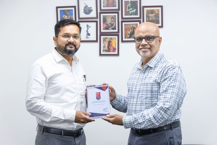 GPTW認定を記念するISL経営陣