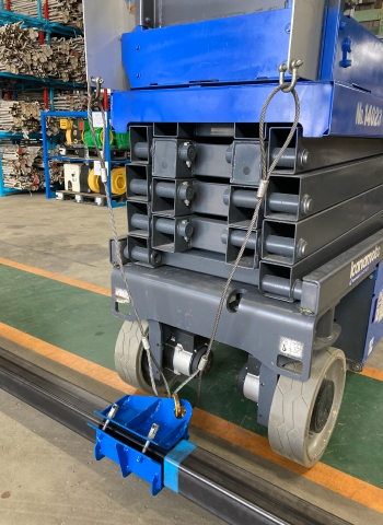 写真3:建て起こし治具