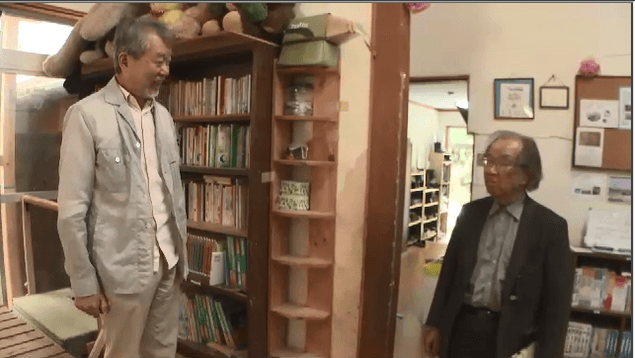 中岡さん(左)が堀さん(右)に報告を