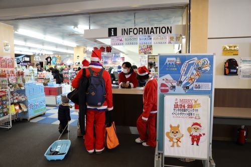 受付で衣装チェックを受け、リフト券をゲット!