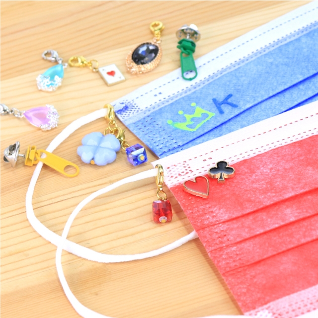 もっと推しに寄り添いたいならチャームをつけてみましょう!