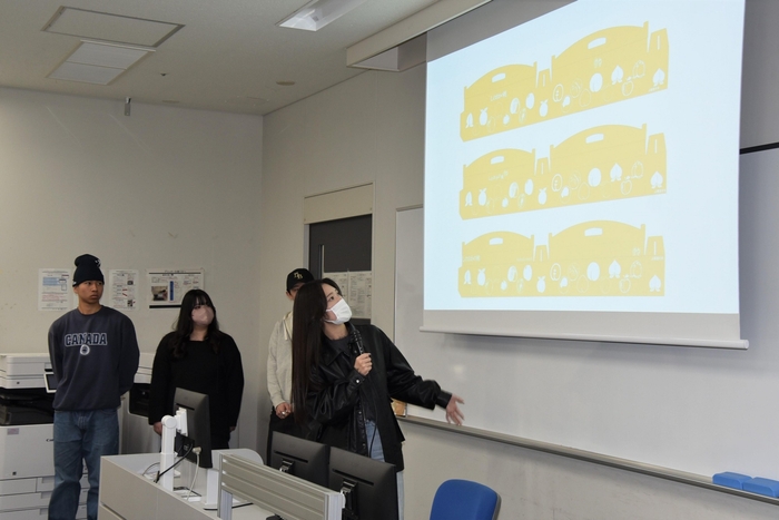 「しのおかの桃」の販売促進策を発表する3班