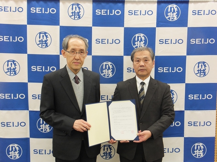 調印式の様子(左:林田 伸一学部長 右:本学園堀口校長)