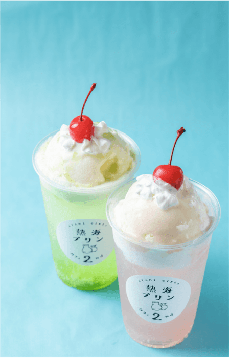 (奥)夏のメロンクリームソーダ／(手前)夏のピーチクリームソーダ