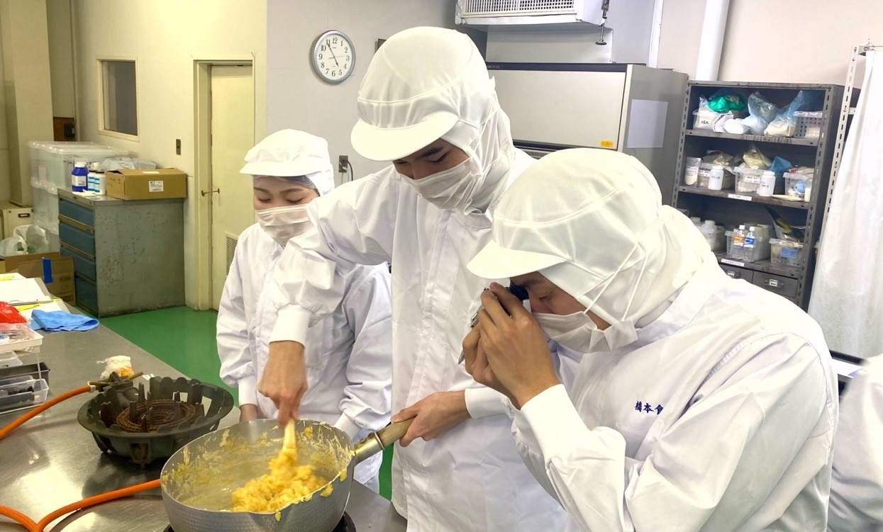 橋本食糧工業で試作する学生の様子