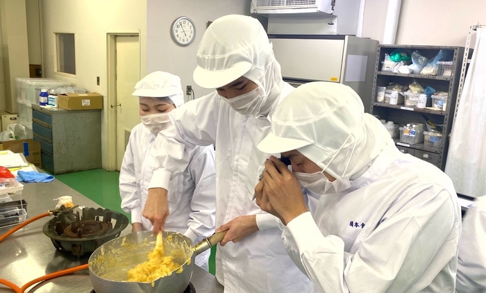 橋本食糧工業で試作する学生の様子