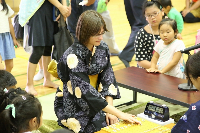 外国人初女流棋士、カロリーナ・ステチェンスカ棋士が参戦!