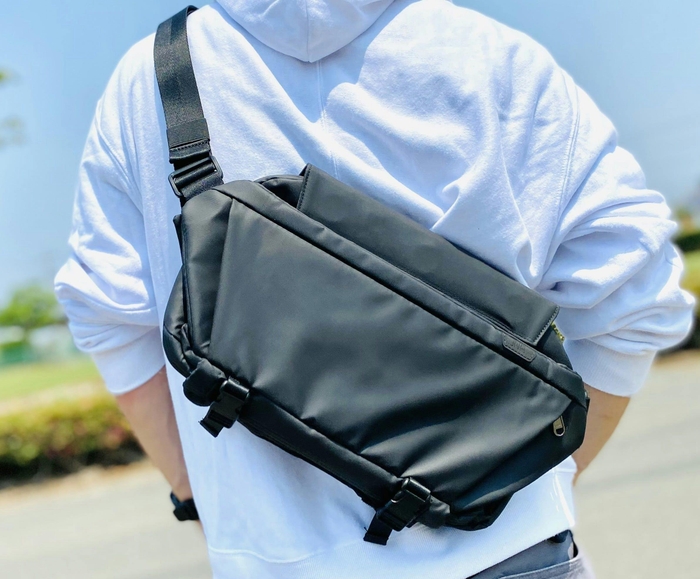 ブラックの表面生地には光沢を抑える高品質ナイロンを採用。 落ち着いた色合いを演出しています。