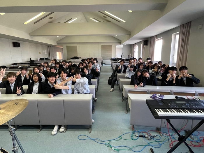 大阪信愛学院高等学校 軽音楽部(昨年度集合写真)