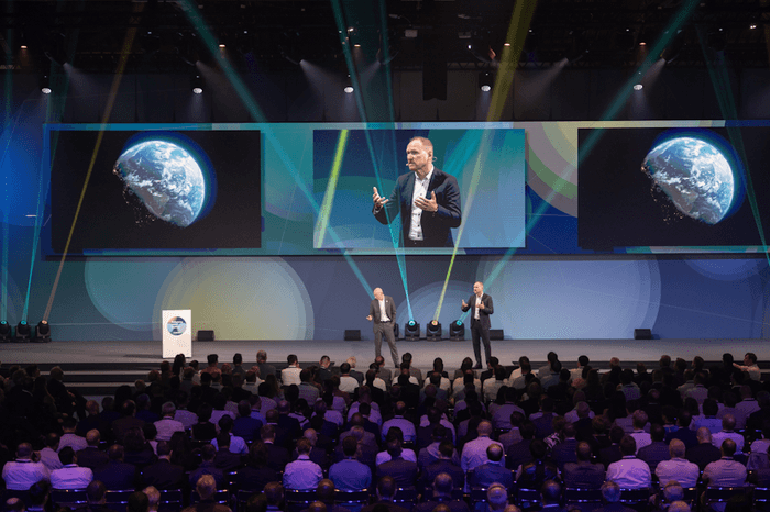 オープニングスピーチ、イアン・ロバーツCTO(左)、シュテファン・シャイバーCEO(右)