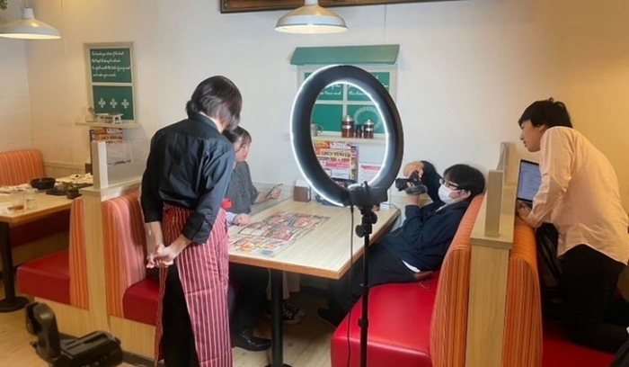 経営学部生がPR動画の撮影を行う様子