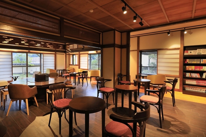 1,000冊以上の本を取り揃える<カフェ&ライブラリー>