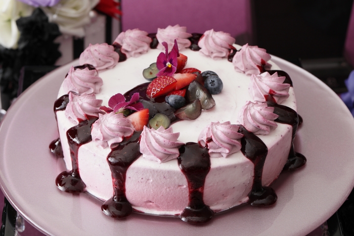 ▲ラブホリック~チーズケーキ~ 生クリームでスフレチーズケーキを閉じ込め、相性の良いベリーソースをドリップ。 見た目と味わいのギャップが楽しめる。