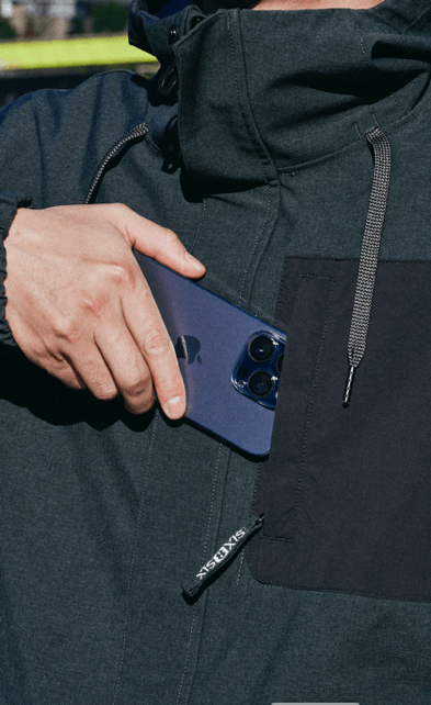 ジャケットは多彩なポケット採用