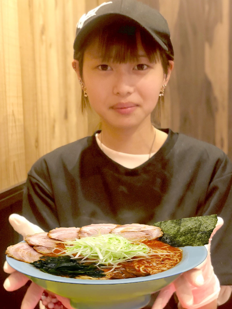 店舗スタッフとラーメン