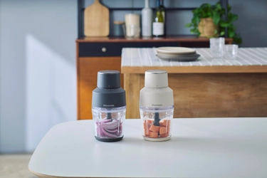 毎日の調理の＼12シーン／で役立つ 「フードプロセッサー」がリニューアル　 「清潔ガラス容器」・「2段階スピード調節」・ 「鬼おろしが作れる」が推しポイント