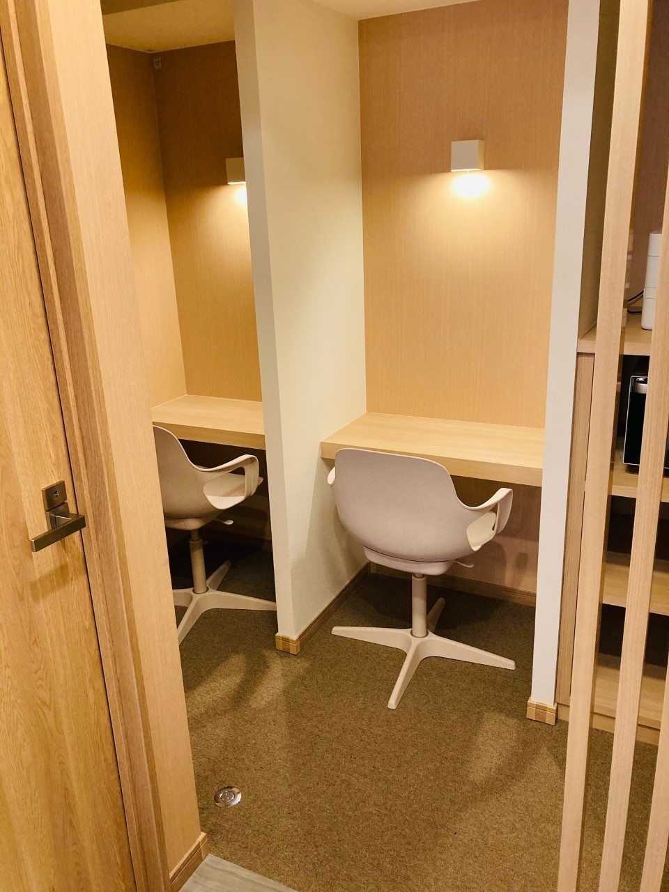 ロビー奥 ワーキングスペース