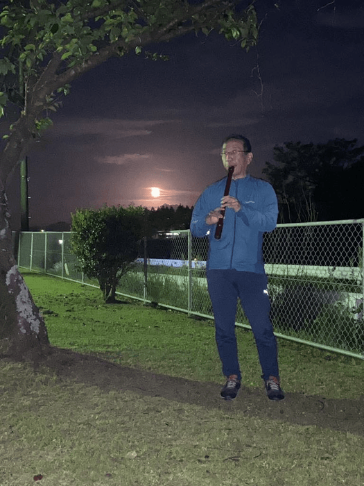 鹿児島県鹿屋市でピンクムーンをバックに野外ライブ