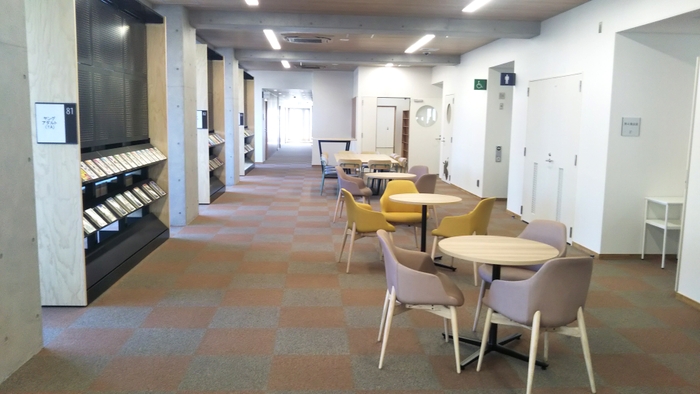 コミュニティふらっと永福(ラウンジ)/ヤングアダルト書棚