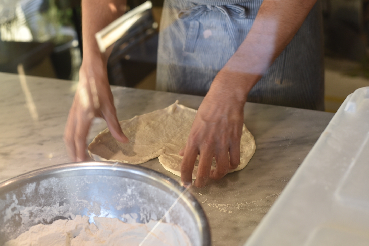 1枚づつ丁寧に形作り