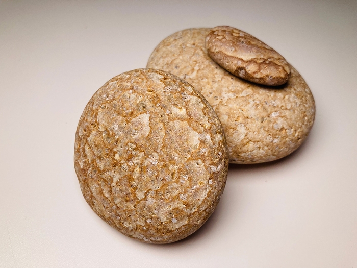 新潟県糸魚川市産の流紋岩(Oxtoneの現行素材):その模様から虎石とも呼ばれる