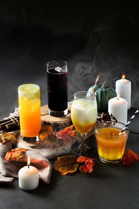 <ハロウィンカクテル>左から、 パンプキンソーダ、カリモーチョ 赤ワイン&コーク、 パンプキンミルク、ぶどうとオレンジのハロウィンジュース
