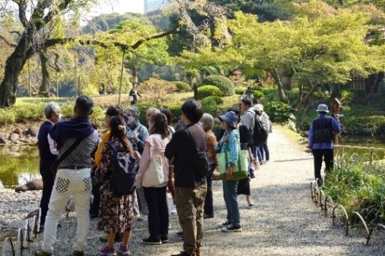 庭園ガイドの様子