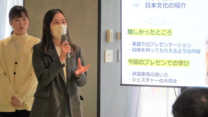 シンガポール研修報告会(対象:学生、教職員)でプレゼンする米田さん
