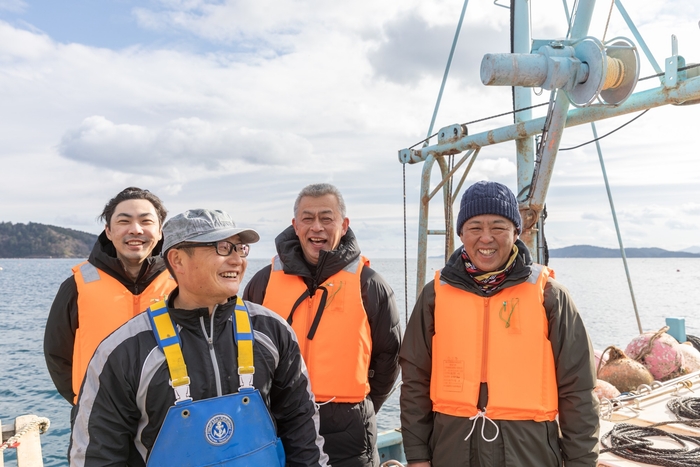 料理人が食材の産地や生産者様を訪ねる「ソト活」を主導する柏原(中央)、牡蠣生産者さまを訪ねました