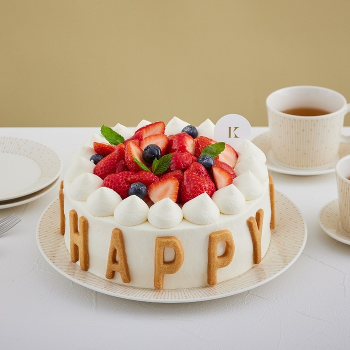 HAPPY BIRTHDAYのクッキーを周りに飾ったお誕生日に人気のケーキ