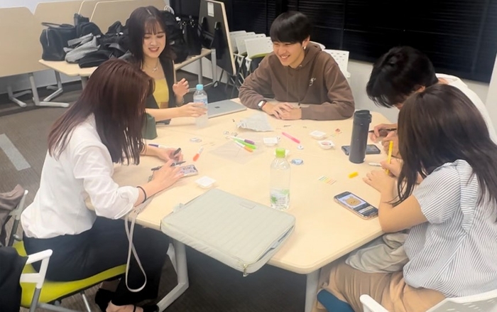 経営学部生がアップサイクルクラフト体験の内容を検討する様子