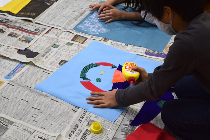 「平和の旗」作りの様子