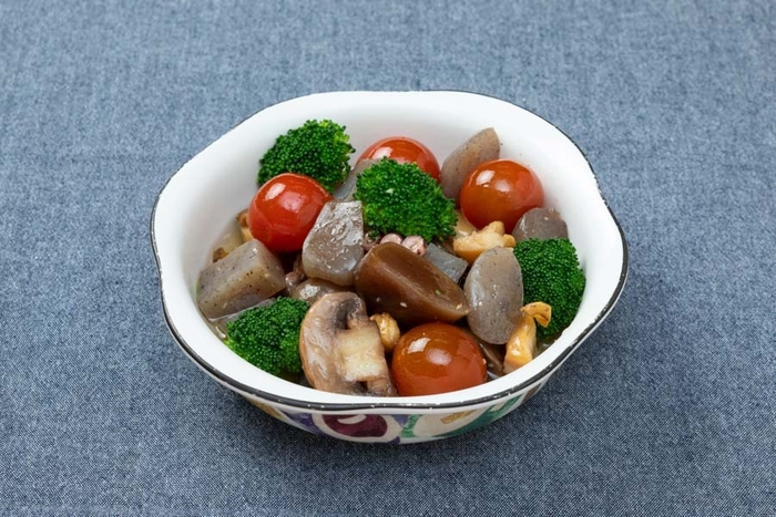 最優秀賞、こんにゃくパーク賞「色々コンニャクとタコ&サザエのアヒージョ」