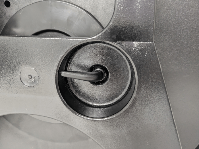 イージーロバストケーブル背面の回転防止ストッパー