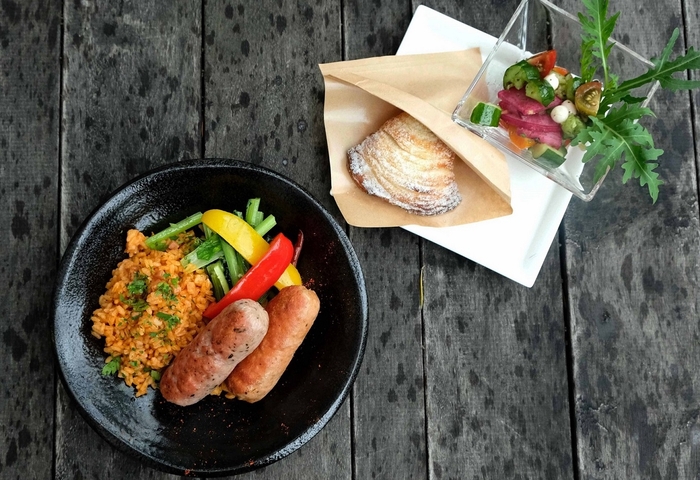 ナポリ風 2種のサルシッチャとトマトピラフ カラフルサラダと伝統菓子「スフォリアテッラ」