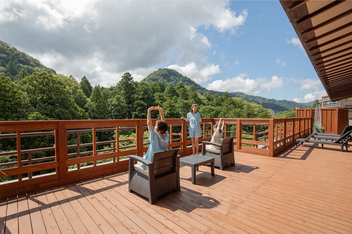 サウナ専用エリア「TOTONOI」ウッドデッキ（Premiumよ　しのや依緑園）