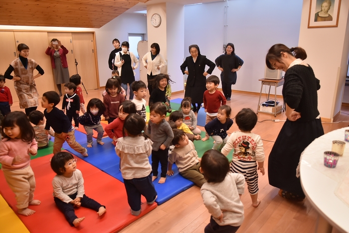過去に実施された「クリスマス会（0歳～2歳）」の様子
