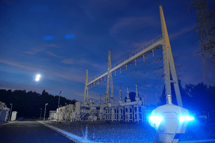 <変電所内を夜間巡視>