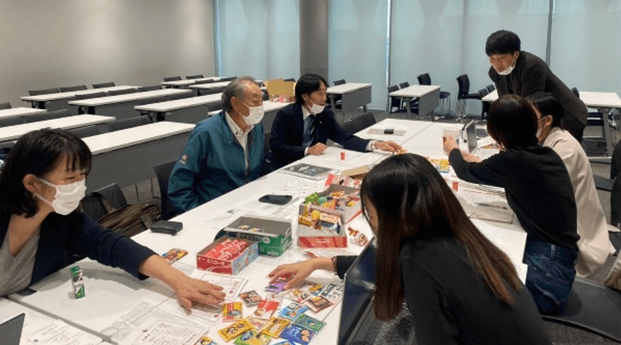 株式会社山星屋と駄菓子メーカーとの打ち合わせの様子