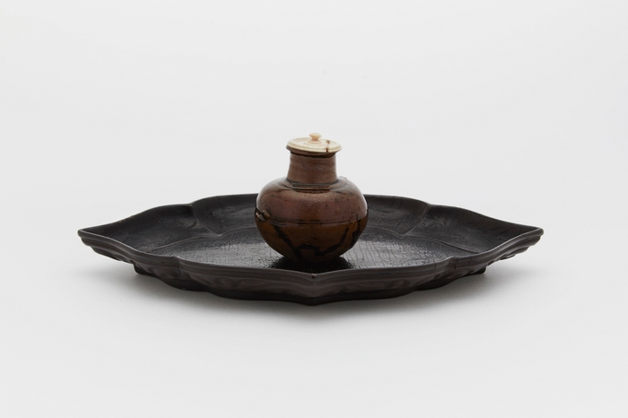 2.唐物丸壺茶入(宗及丸壺) 附 菱形内黒外屈輪文盆 南宋時代 12-13世紀 津田宗及・江月宗玩 所持