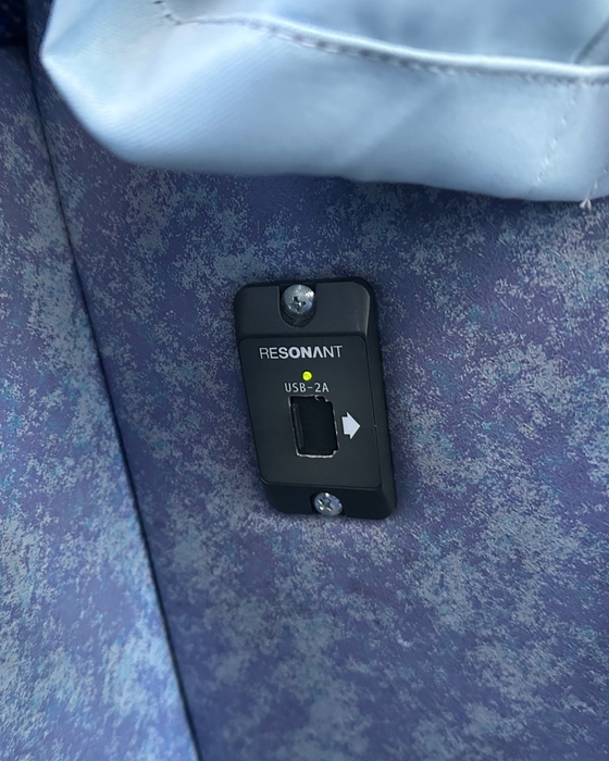 各座席の充電USBポート