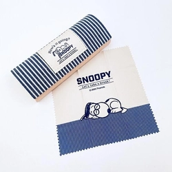 スヌーピーのメガネケースは大人かわいいんです。大人なシックなデザインにスヌーピーのモチーフでお堅いイメージのメガネも一気に愛らしい印象に。