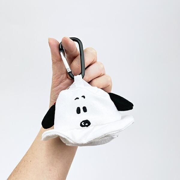 色や形が個性的なスヌーピーのポーチ