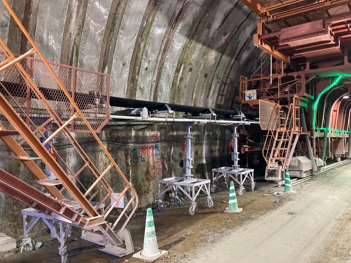 写真7:中間フレーム昇降架台