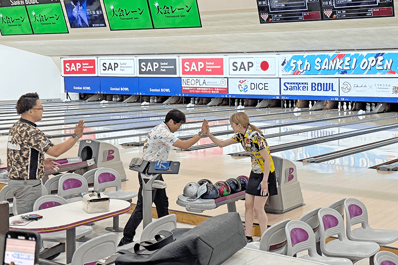 決勝戦:試合後、称え合う選手たち