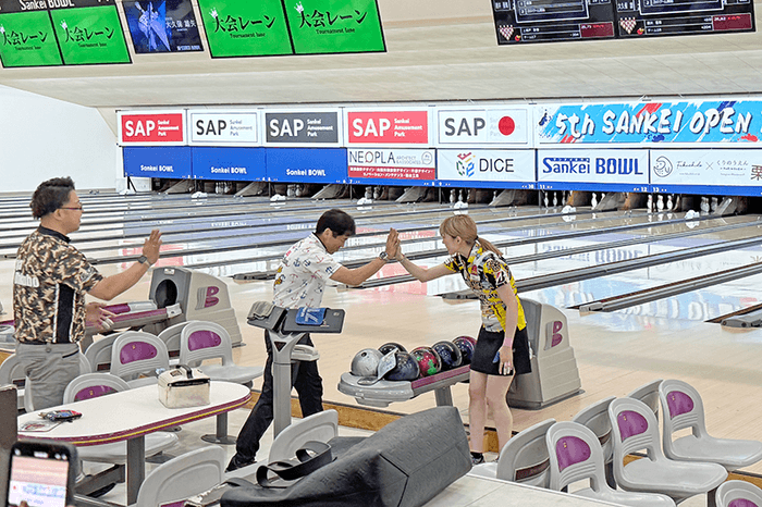 決勝戦:試合後、称え合う選手たち