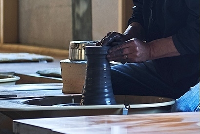 信楽を代表するうつわが多数 気軽に陶芸ろくろ体験ができる