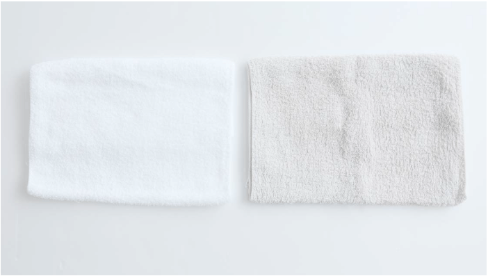 新品(左)と比べ、黒ずんできたタオル(右)